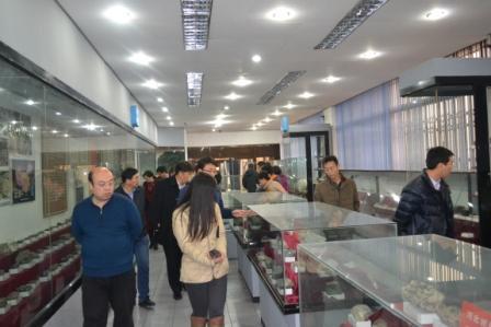 与会老师参观冰球突破mg正规官网地质博物馆.JPG 与会老师参观冰球突破mg正规官网地质博物馆.JPG