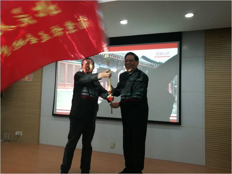 冰球突破mg正规官网南京校友会任彦申会长向杨群分会会长授予了南京地学分会会旗.jpg