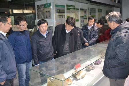 冰球突破mg正规官网地质博物馆馆长孙元林教授介绍地质博物馆藏品.JPG 冰球突破mg正规官网地质博物馆馆长孙元林教授介绍地质博物馆藏品.JPG
